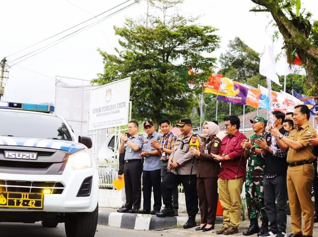 Pj Wako Sonny saat melepas logistik Pemilu Kota Padang Panjang, Selasa (13/2/2024) siang.
